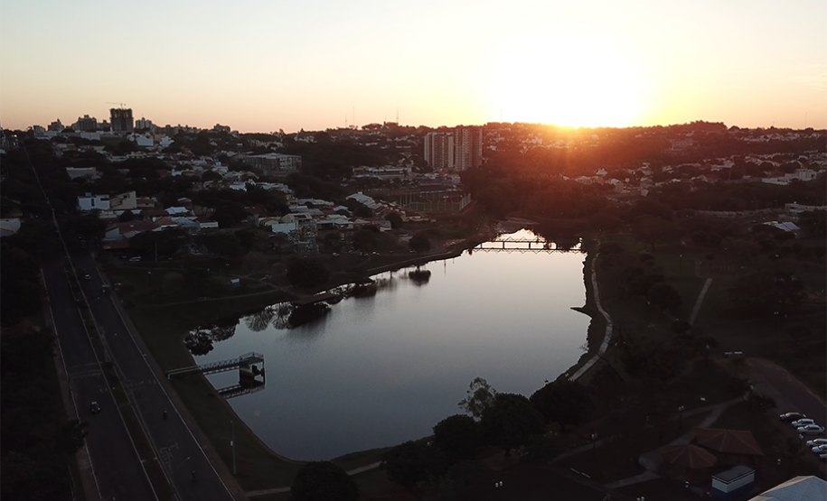 Por do Sol sobre o Lago Aratimbó em Umuarama